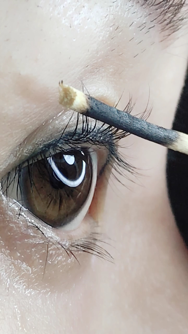 把棉签棒拿打火机烧热后烫睫毛,弯弯睫毛就出来了哦