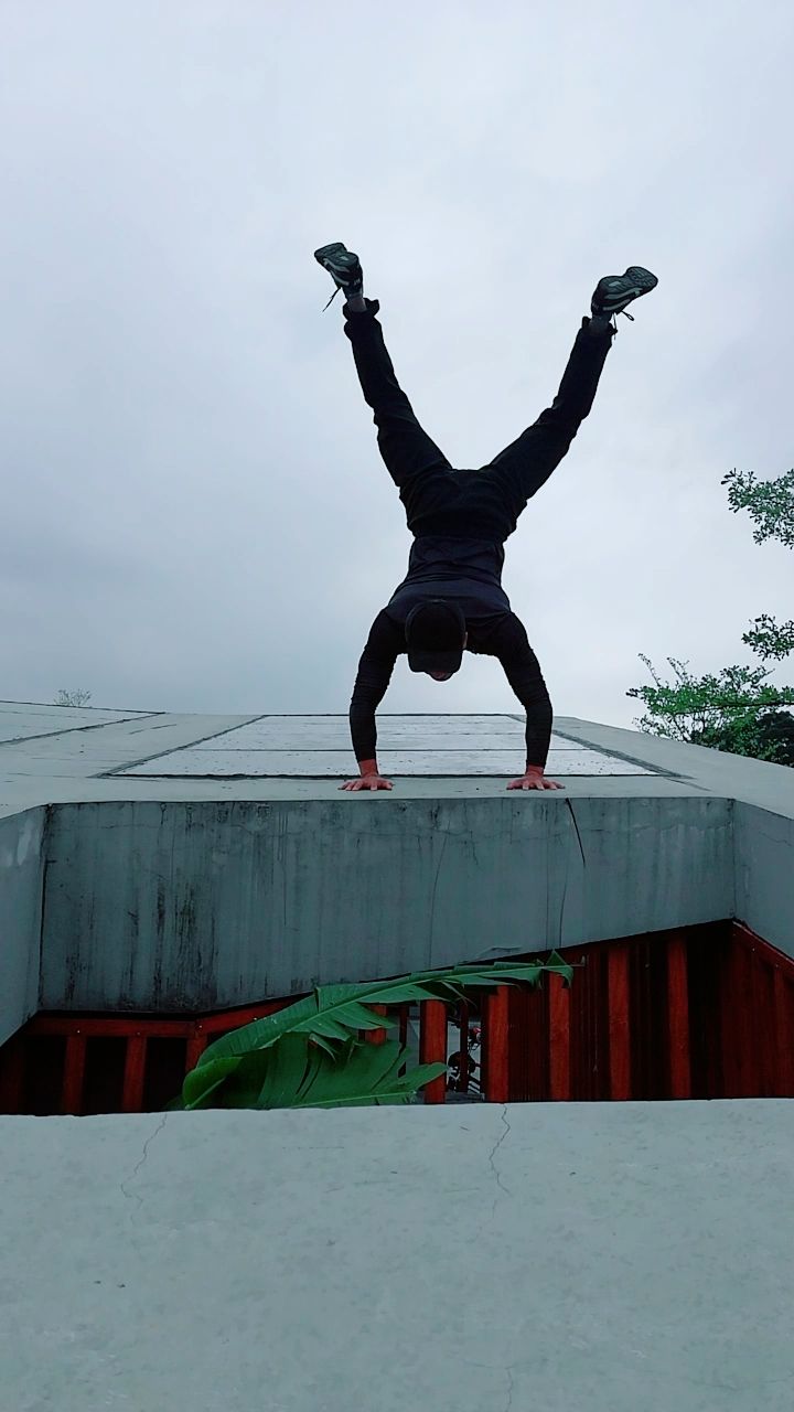 街头健身斜坡横向倒立行走