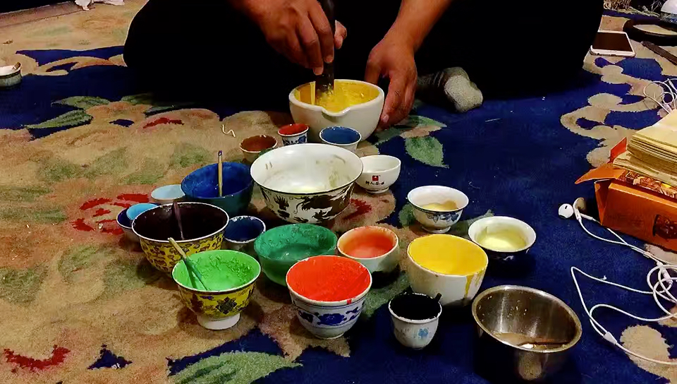 唐卡的颜料全是矿物质研磨的哦