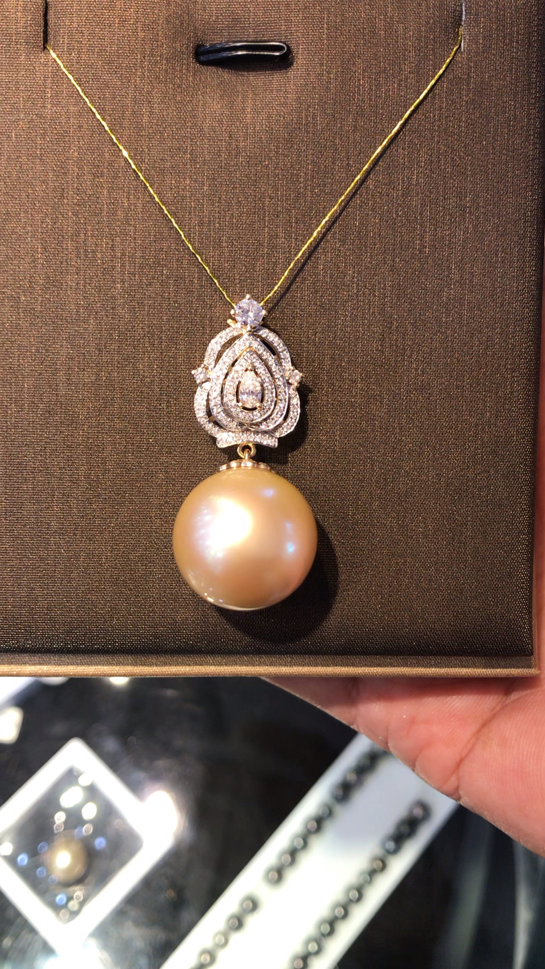 5mm缅甸海水金珍珠,真金真钻豪华镶嵌,这么大的珠子在珠宝店恐怕也见