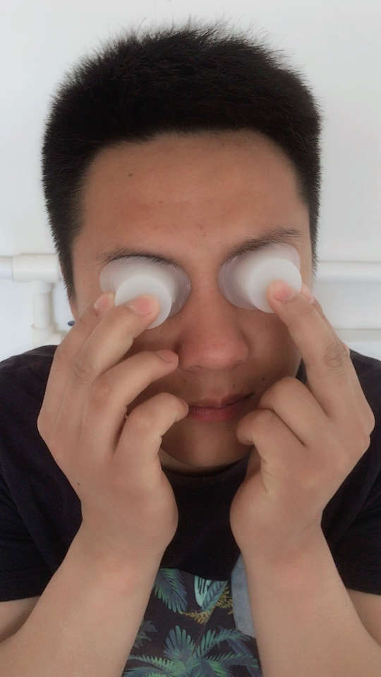 每天熬夜玩手机,眼睛会干涩酸痛疲劳,洗洗眼睛特别舒