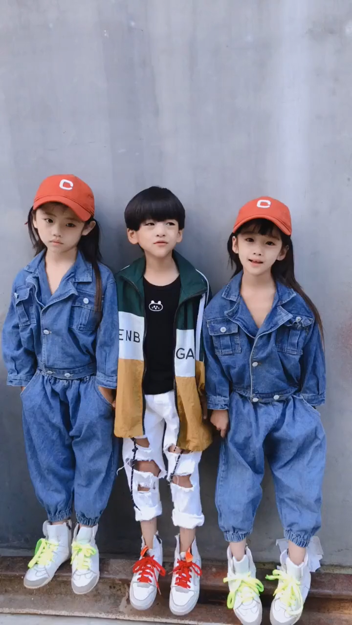 三胞胎兄妹,站成一排好可爱!