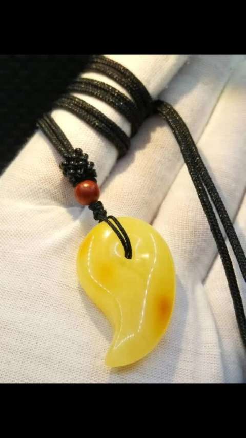 天然蜜蜡勾玉挂件,个性十足, 绳已配好,上手即戴.