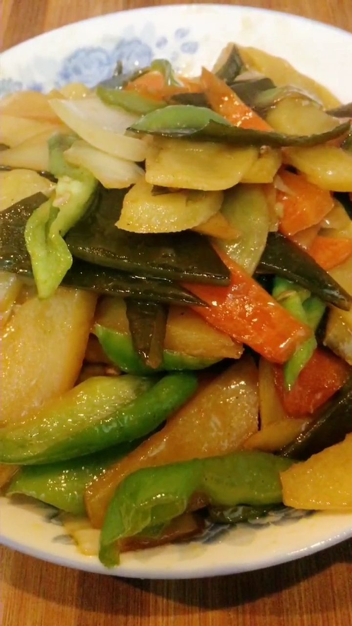 家常土豆片炒海带