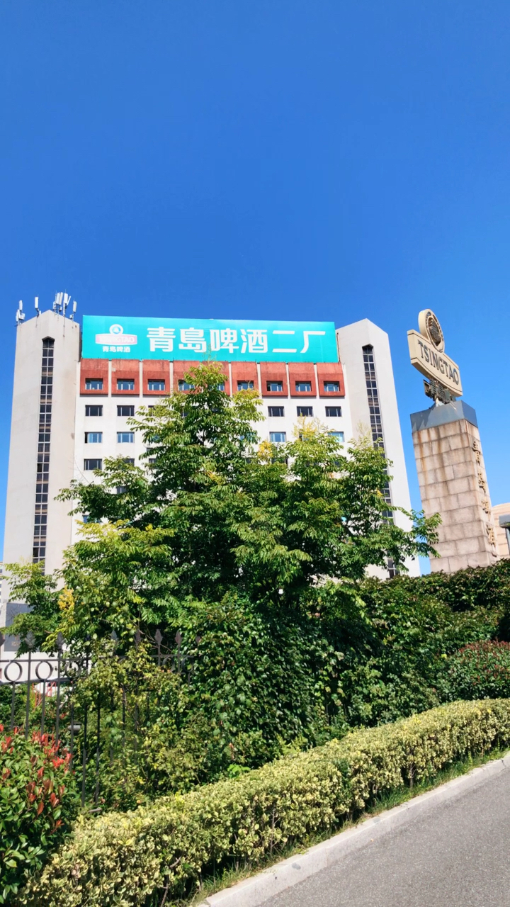 参观青岛啤酒二厂,去看品酒师品酒的路上.