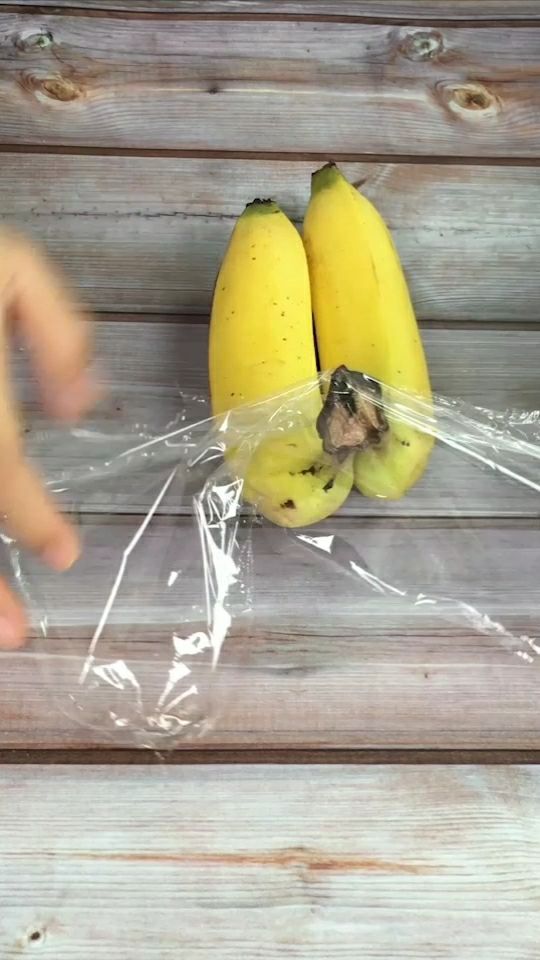 用保鲜膜包住香蕉根茎部位,放几天都不会坏,简单又实用