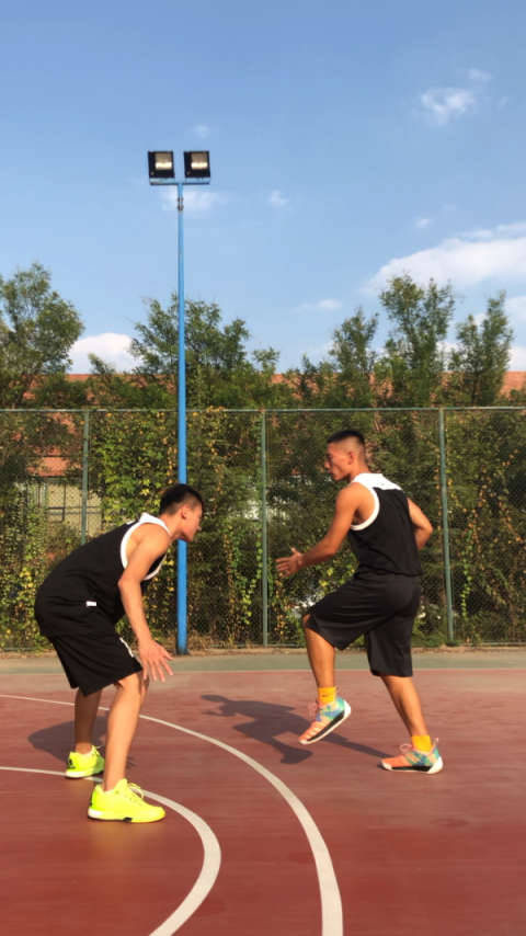 剪刀步主要的就是抬脚,把脚抬起来做假突破突然落地直接可以投篮