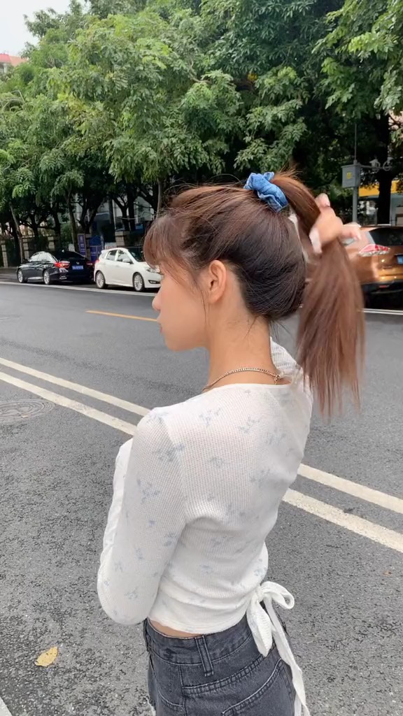 喜欢一个人就偷偷的拽她辫子