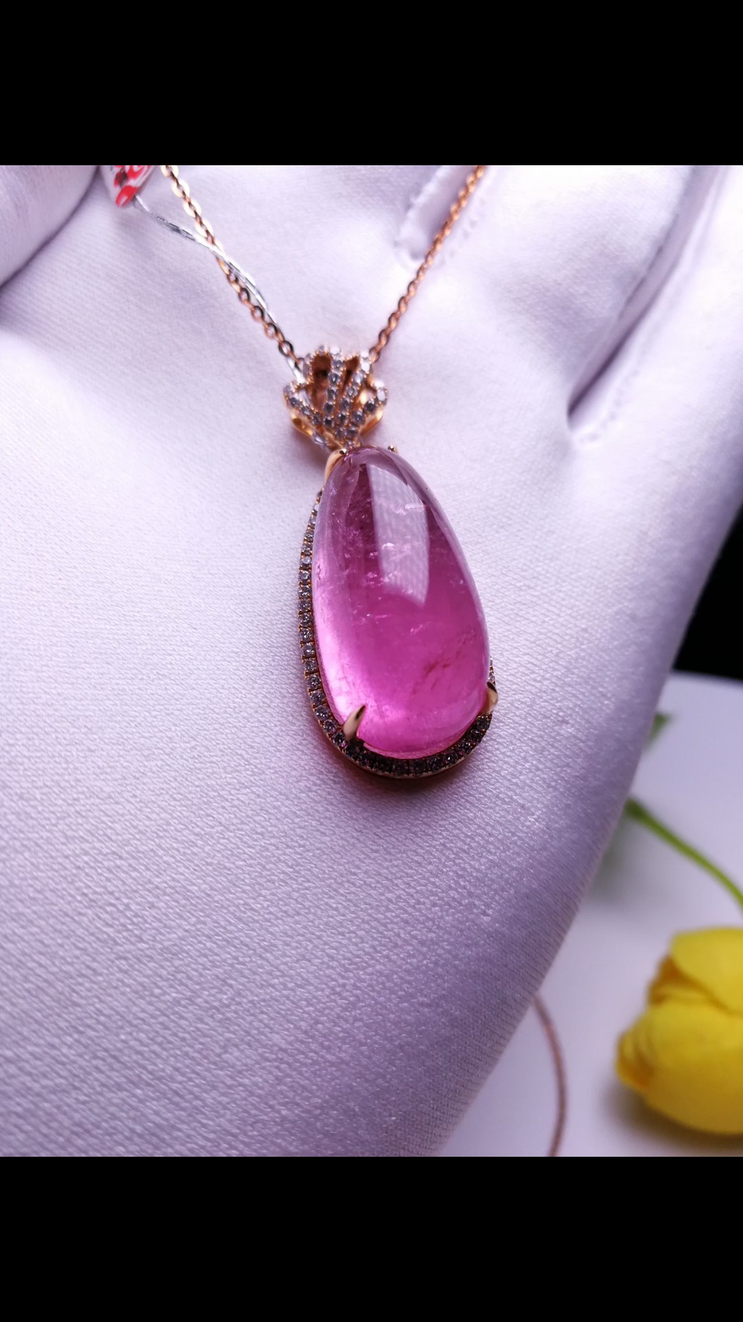 天然粉红碧玺挂坠,18k金镶钻,水滴素面,饱满大方,水润冰透