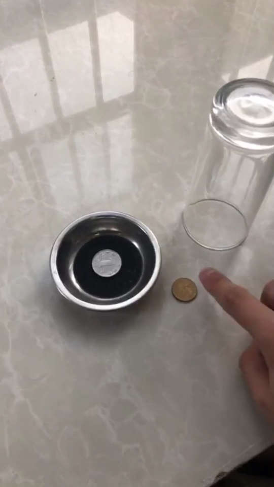 硬币穿杯子