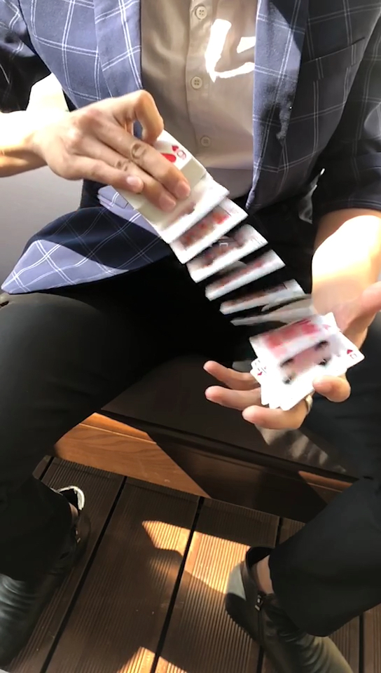 给大家看看魔术师是怎么拉牌的