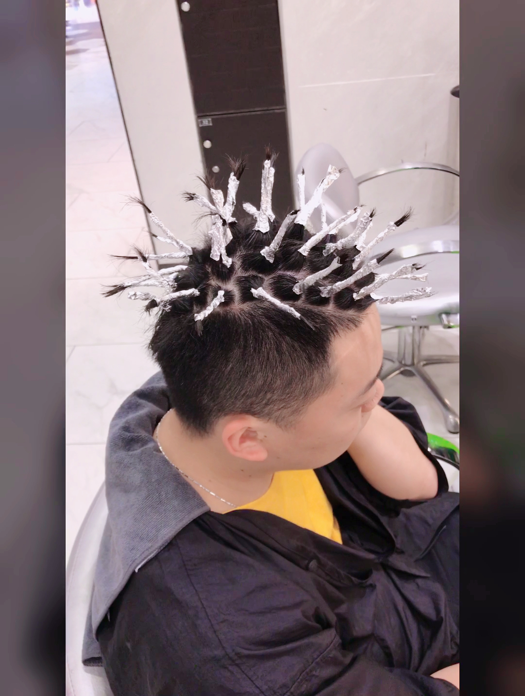 今年易烊千玺的脏辫带动了脏脏的流行,让失传多年的锡纸烫重出江湖