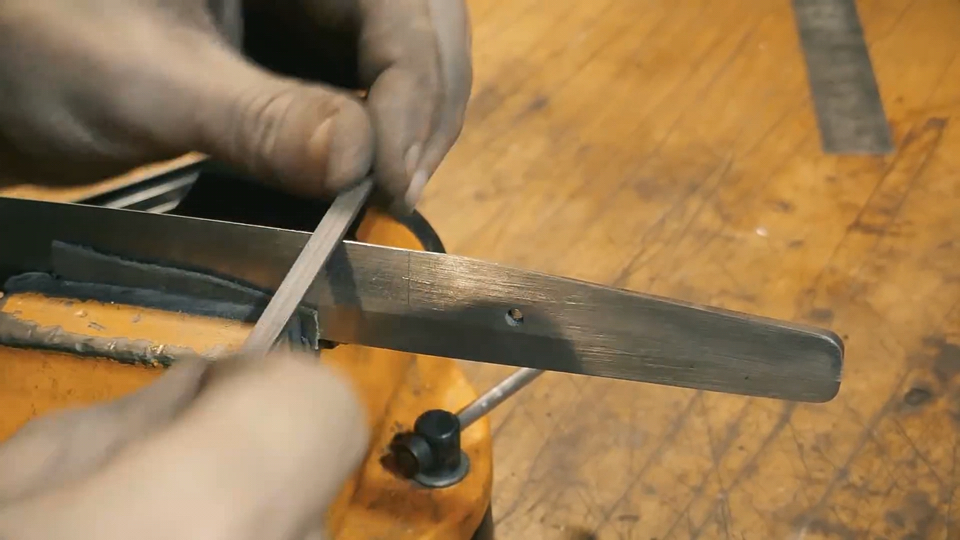 手工打磨胁差刀茎,夜里心静就是舒服