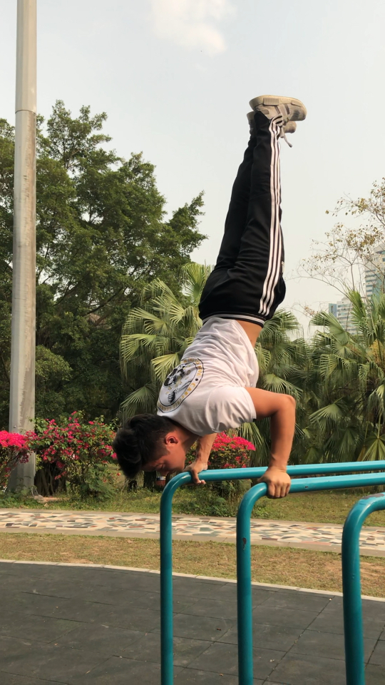 双杠倒立撑,手臂快炸了
