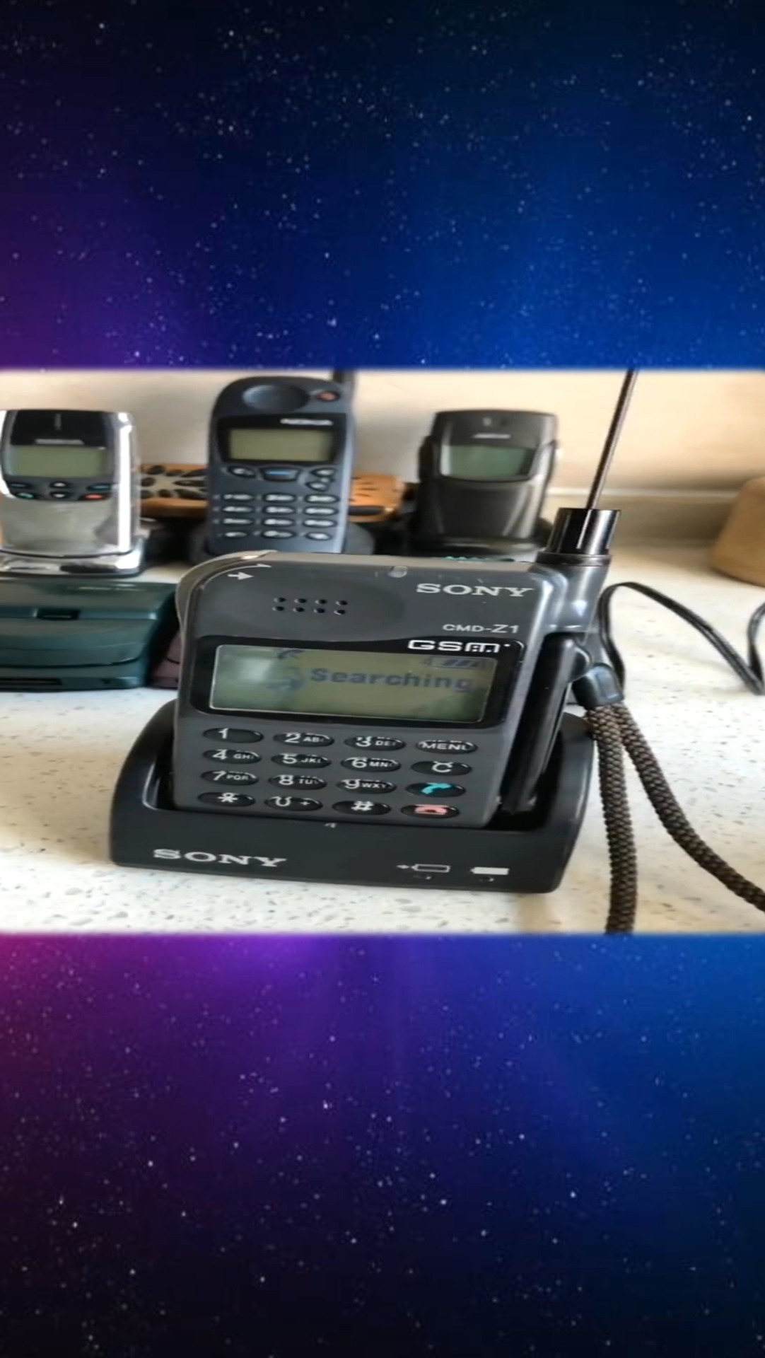 索尼鸵鸟z1,经典扒拉棍手机1996年,滚轮,伸缩天线,下翻麦克风,个个都