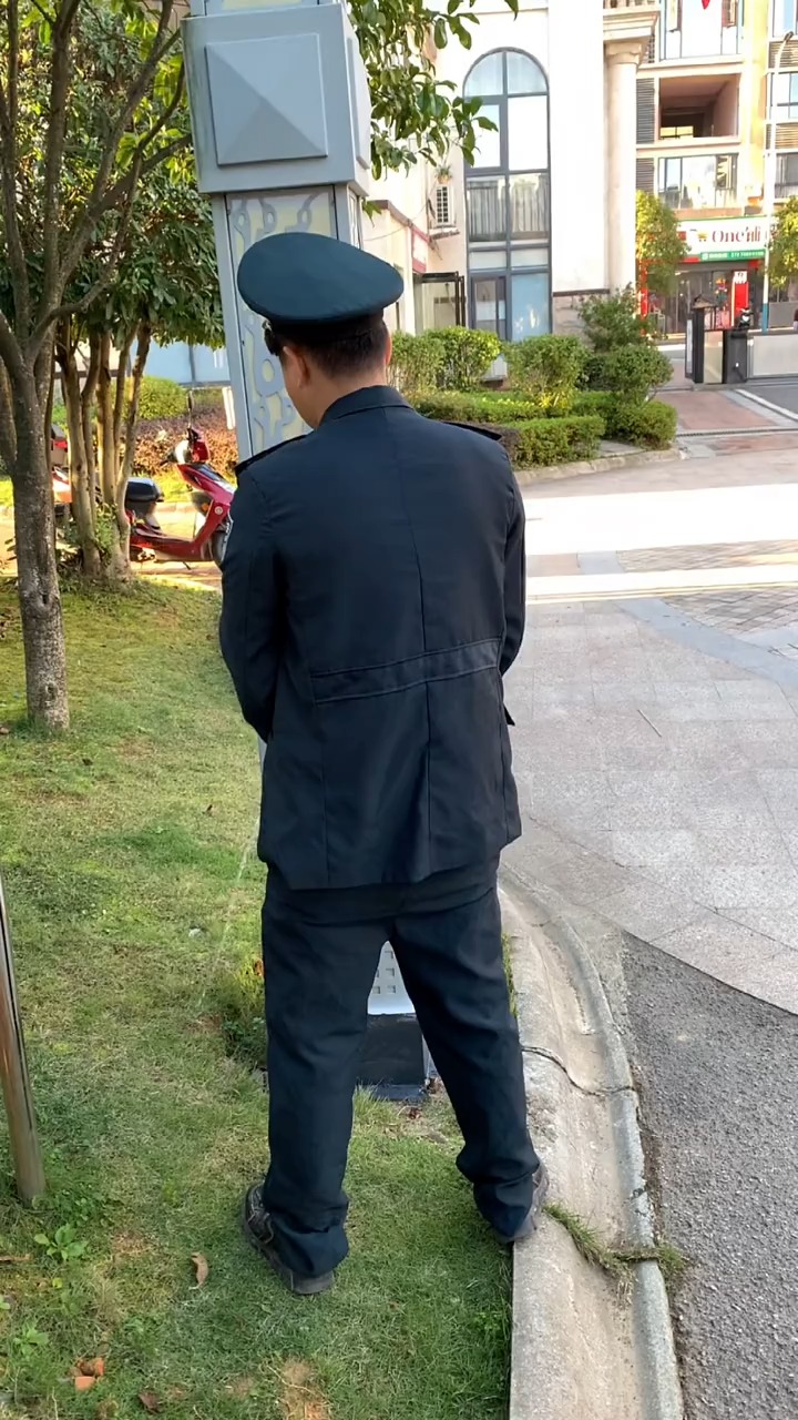 是我们思想不正经,还是保安大哥举止古怪?#搞笑