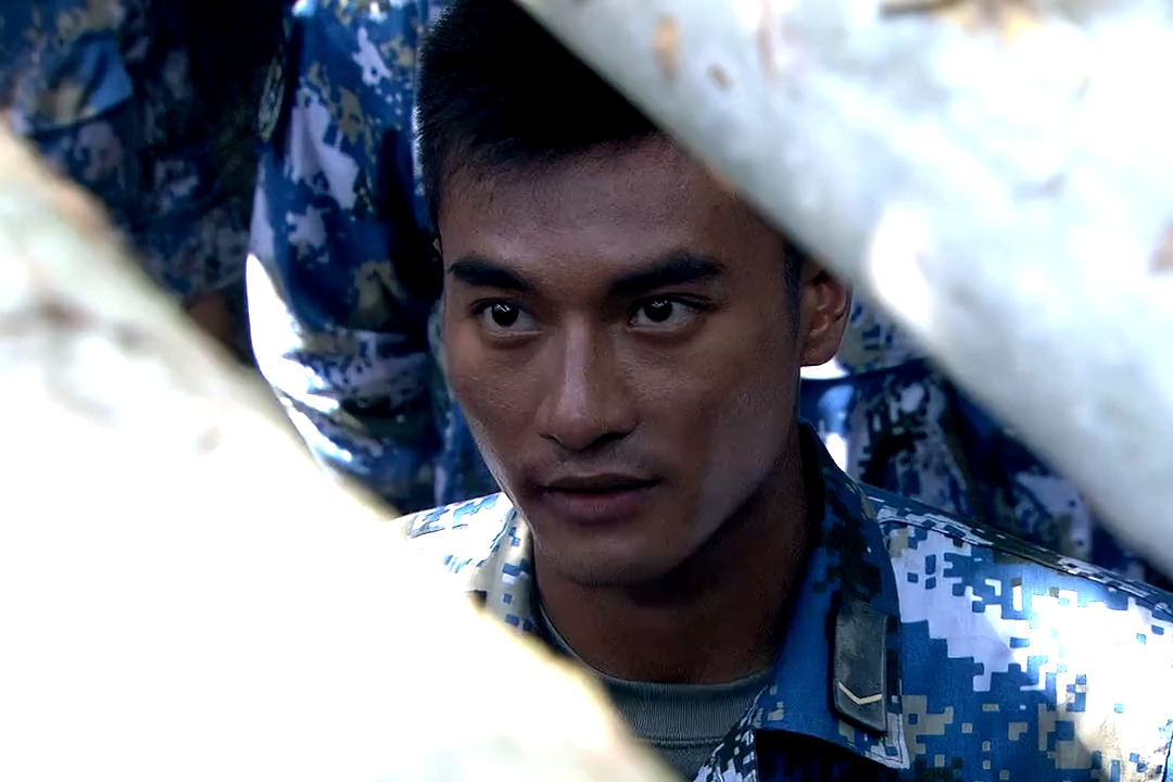 蒋小鱼没想到自己抓的野人竟然是自己的排长这下可惨了火蓝刀锋蒋小鱼