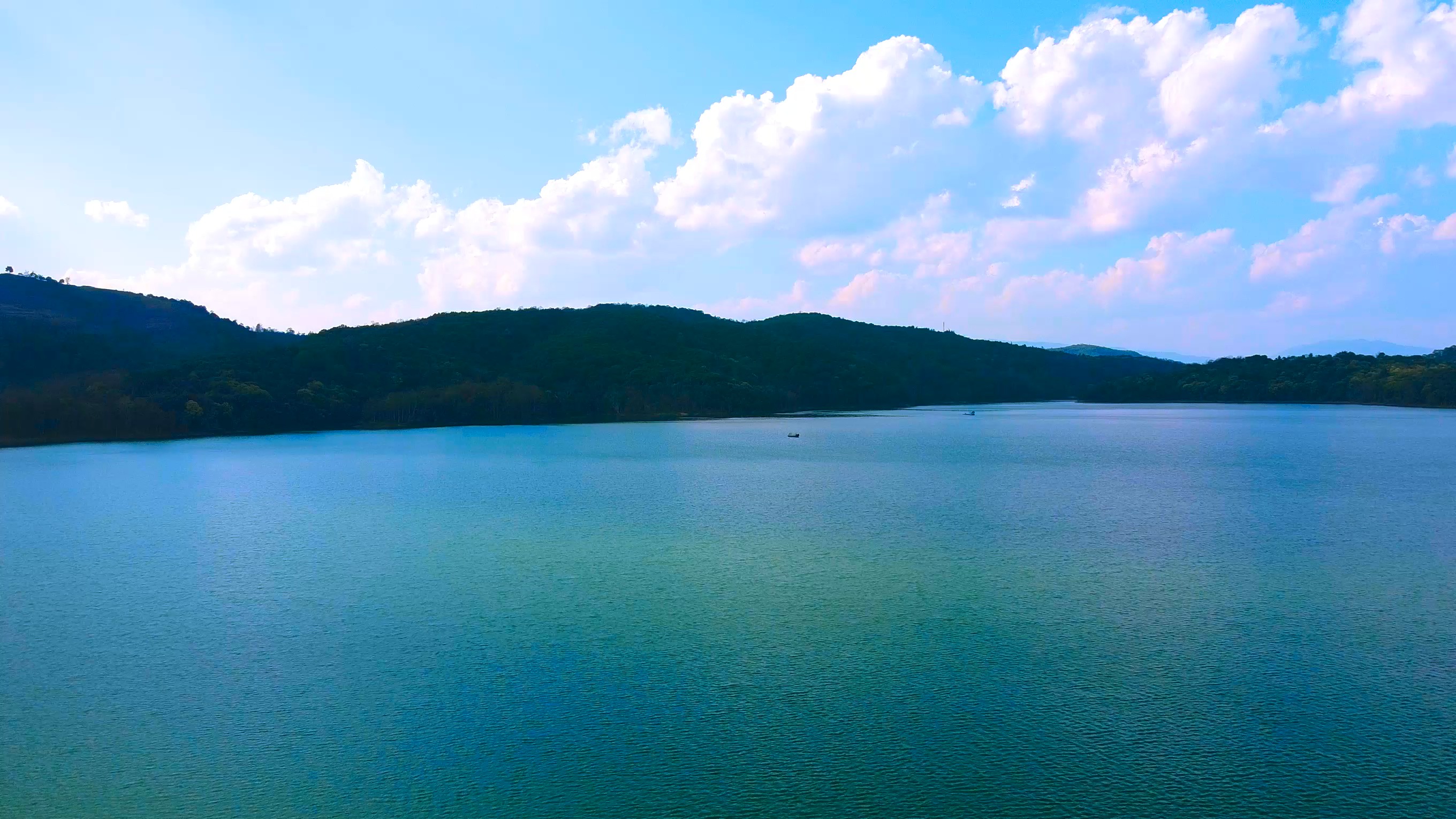 勐邦水库,也叫仙女湖,天鹅湖,比较喜欢天鹅湖这个叫法,15年前来过一次