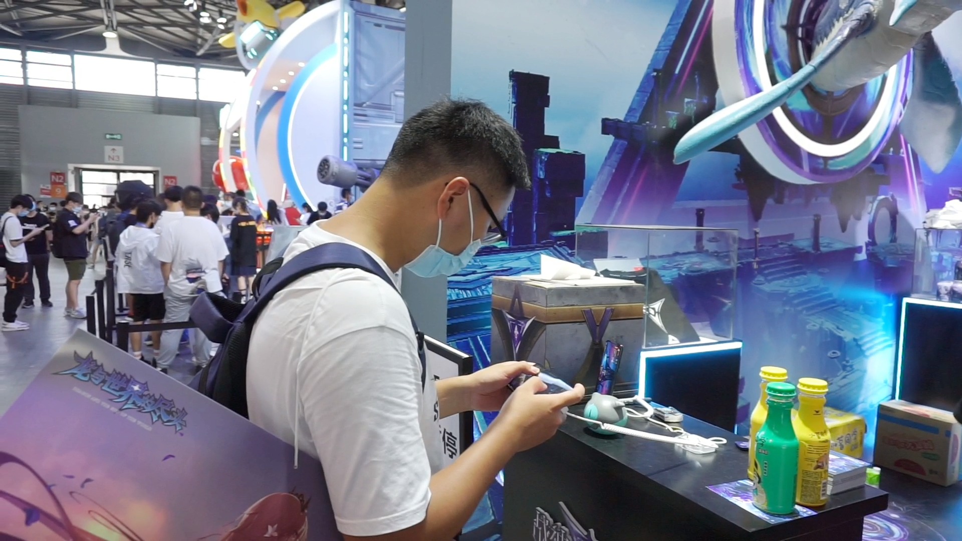 村长逛cj不看小姐姐?《战神遗迹》coser让他迷了路!