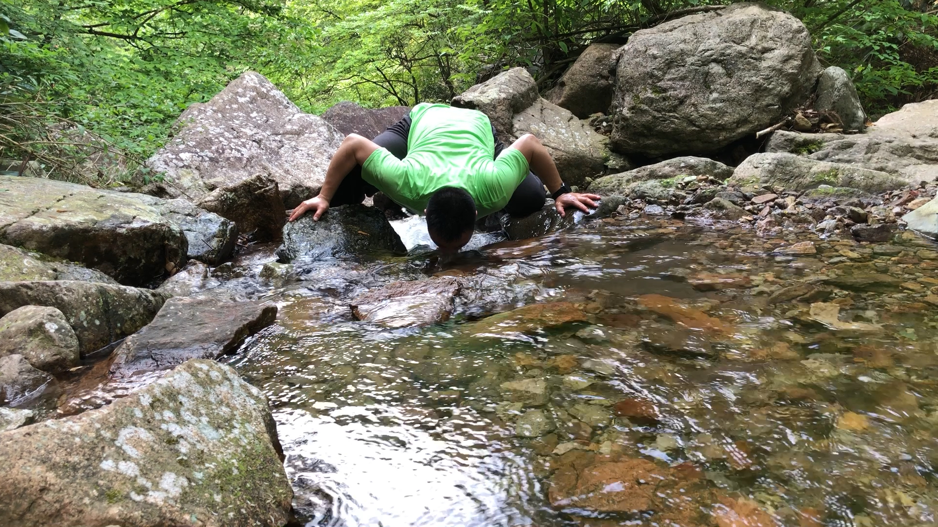 喝山泉水的正确73姿势