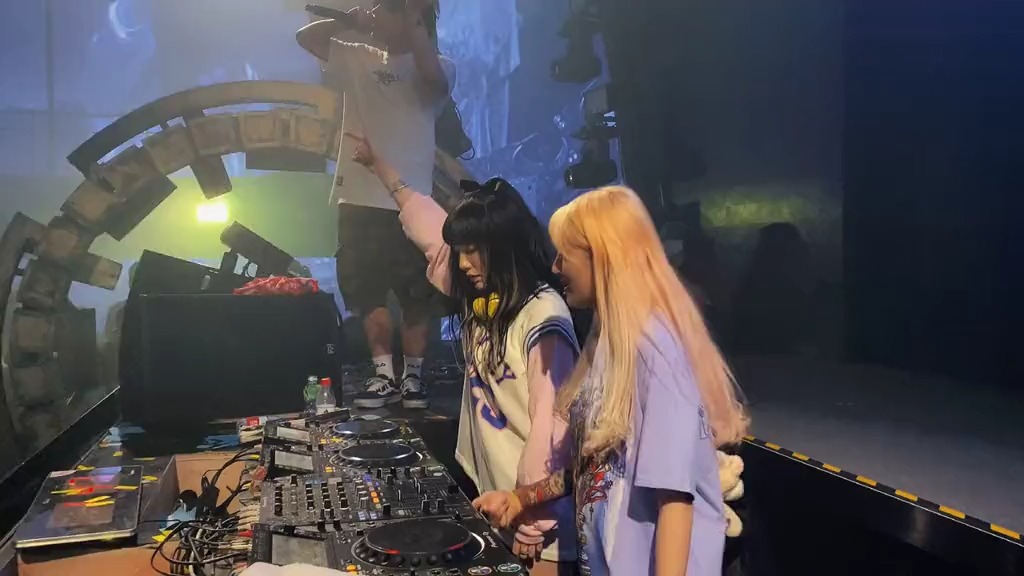 夏天要喝冰可乐才更爽,dj要两姐妹一起当才更酷～djumi