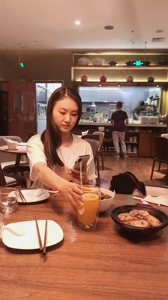 女生吃饭真的是 吃不吃无所谓一点要拍拍拍啊@{uid:1502349662339070