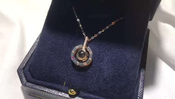 有创意的项链 100种隐形的"我爱你" 18k钻石红宝项链,中间的纳米微雕