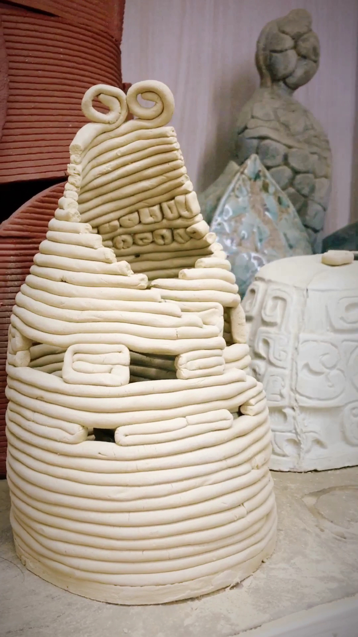 这种用泥条绕圈圈的手法叫盘条哦～@{uid:1502349662339070,nick:�%