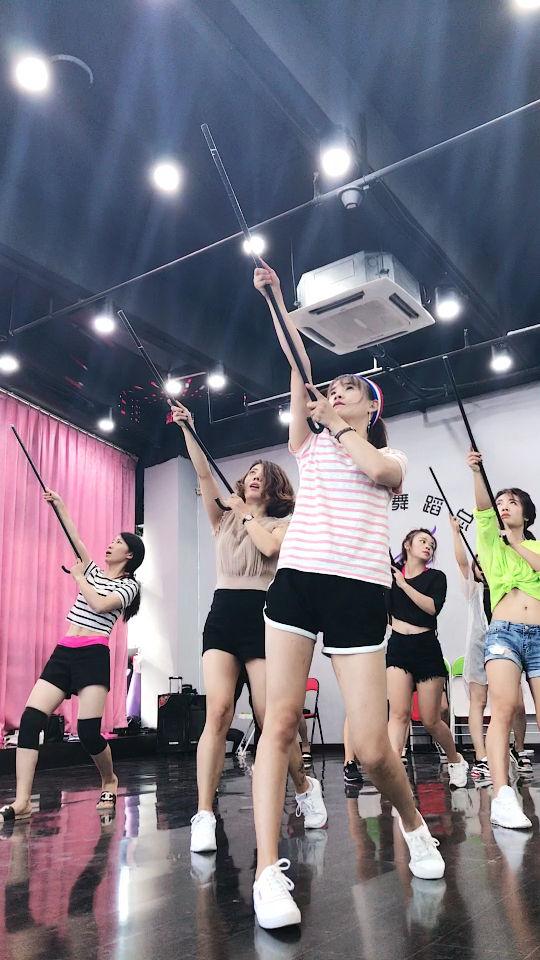 酒吧领舞课堂,这架势,瞄准开炮哈哈