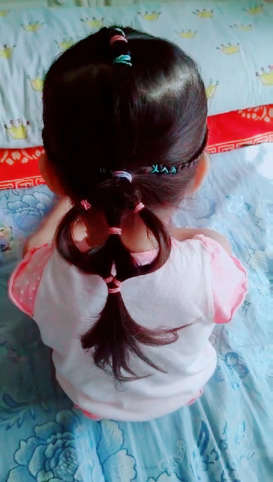 给孙宝宝扎辫子!