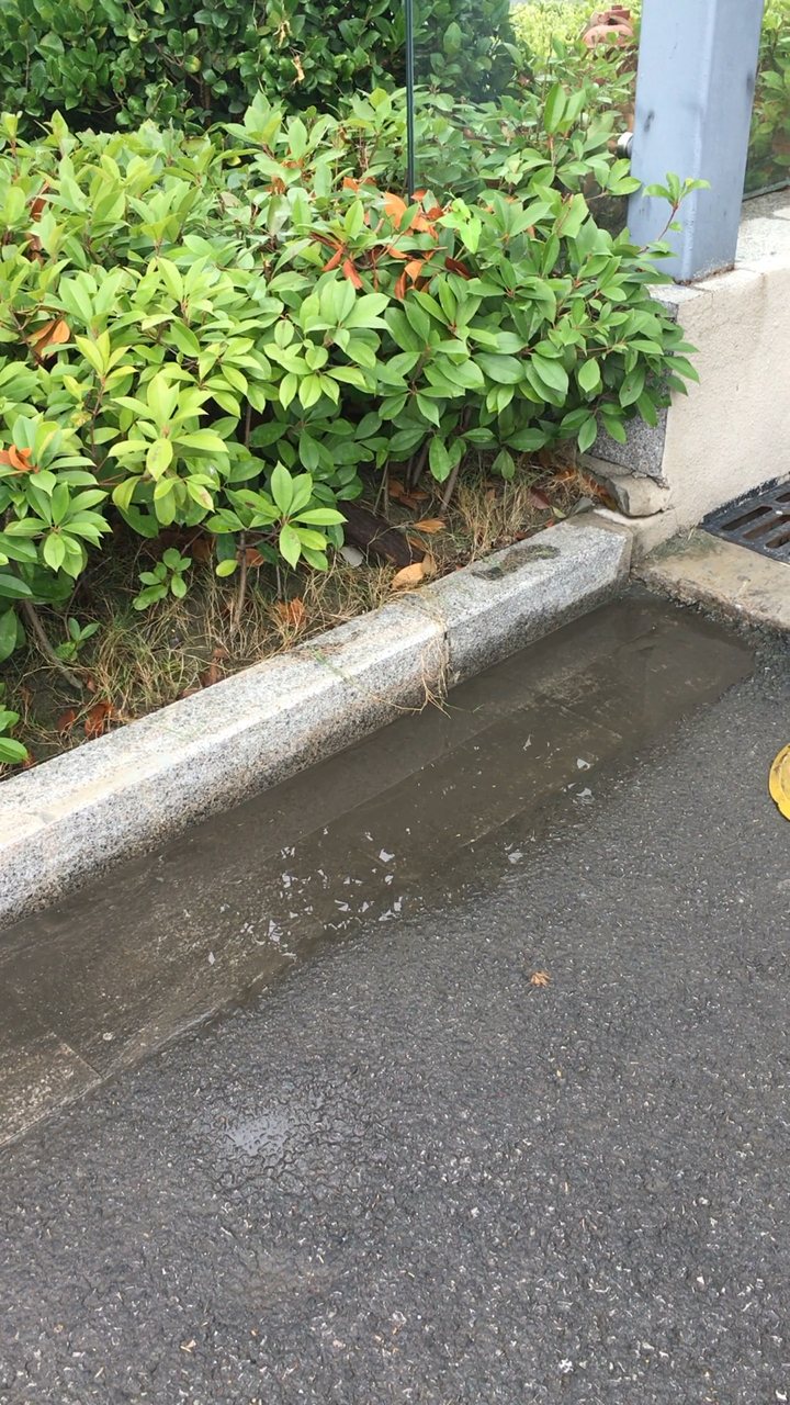 雨天路面湿滑,减速慢行