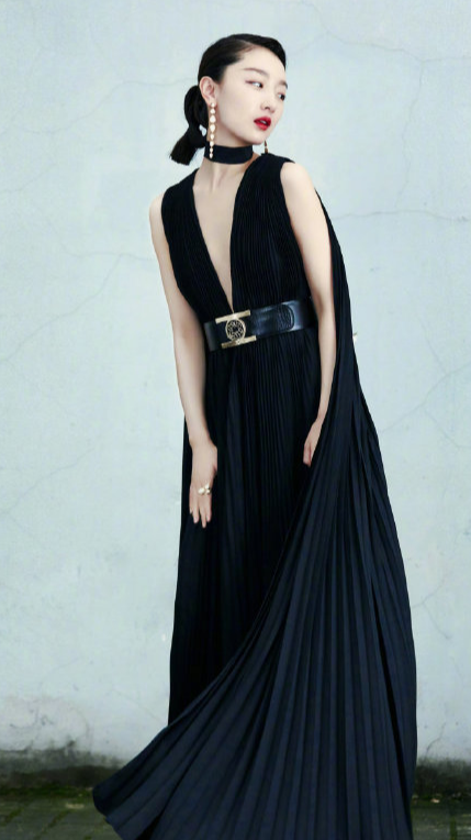 上海电影节,周冬雨黑色深v拖地裙来袭!#周冬雨黑色深v拖地裙
