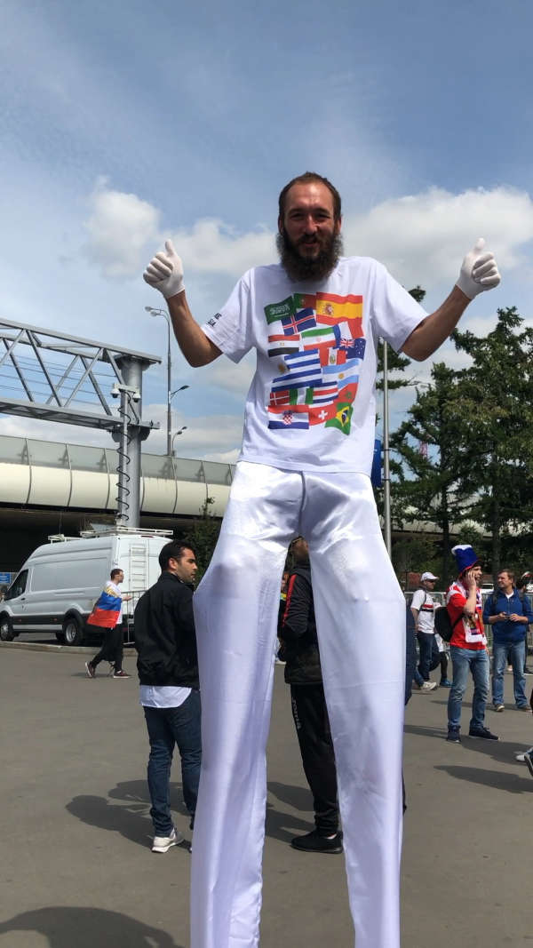 世界杯#足球#俄罗斯 世界杯最新战况!巨人哥惊现体育场9115!