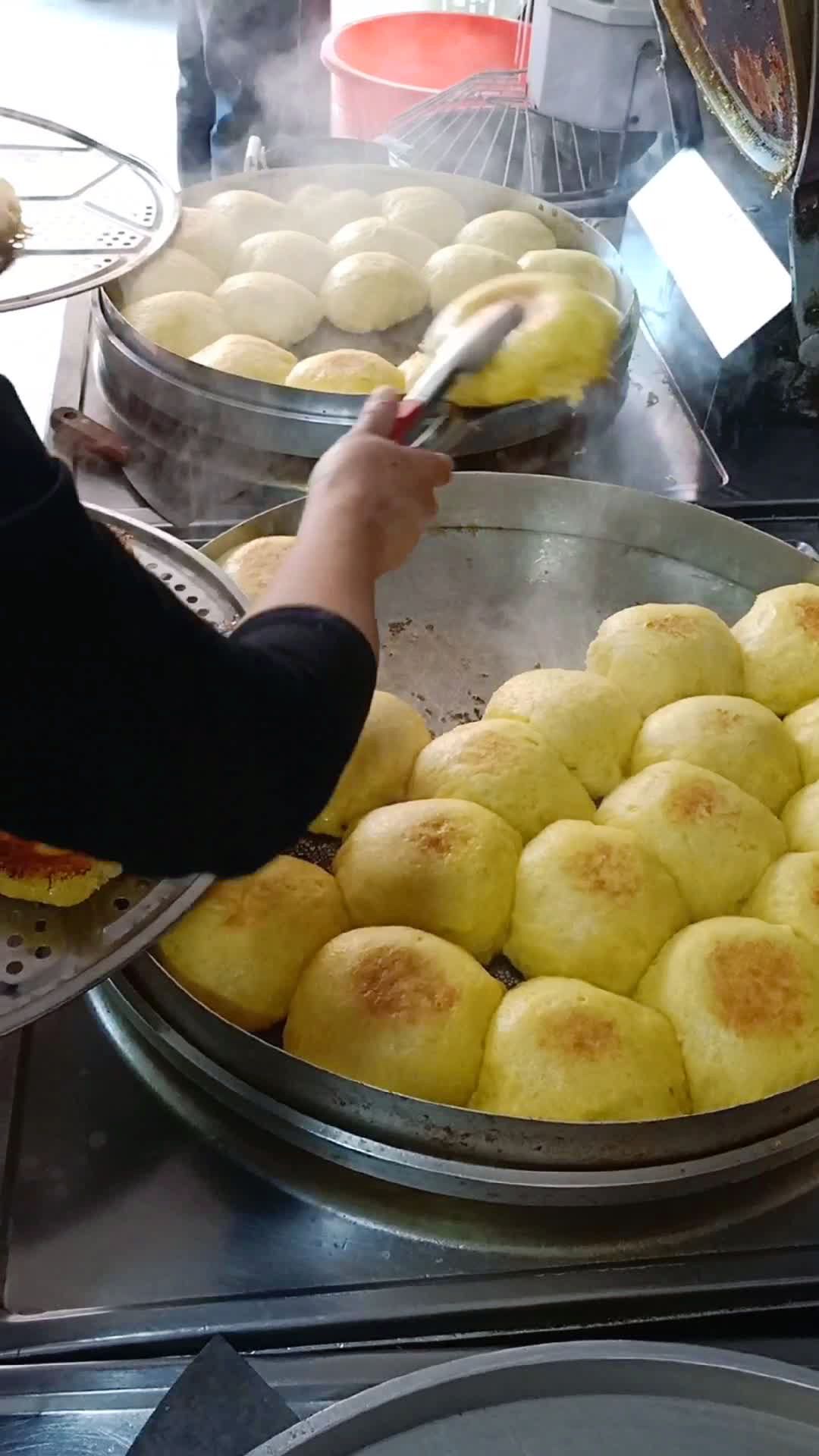 四合面大饼子出锅