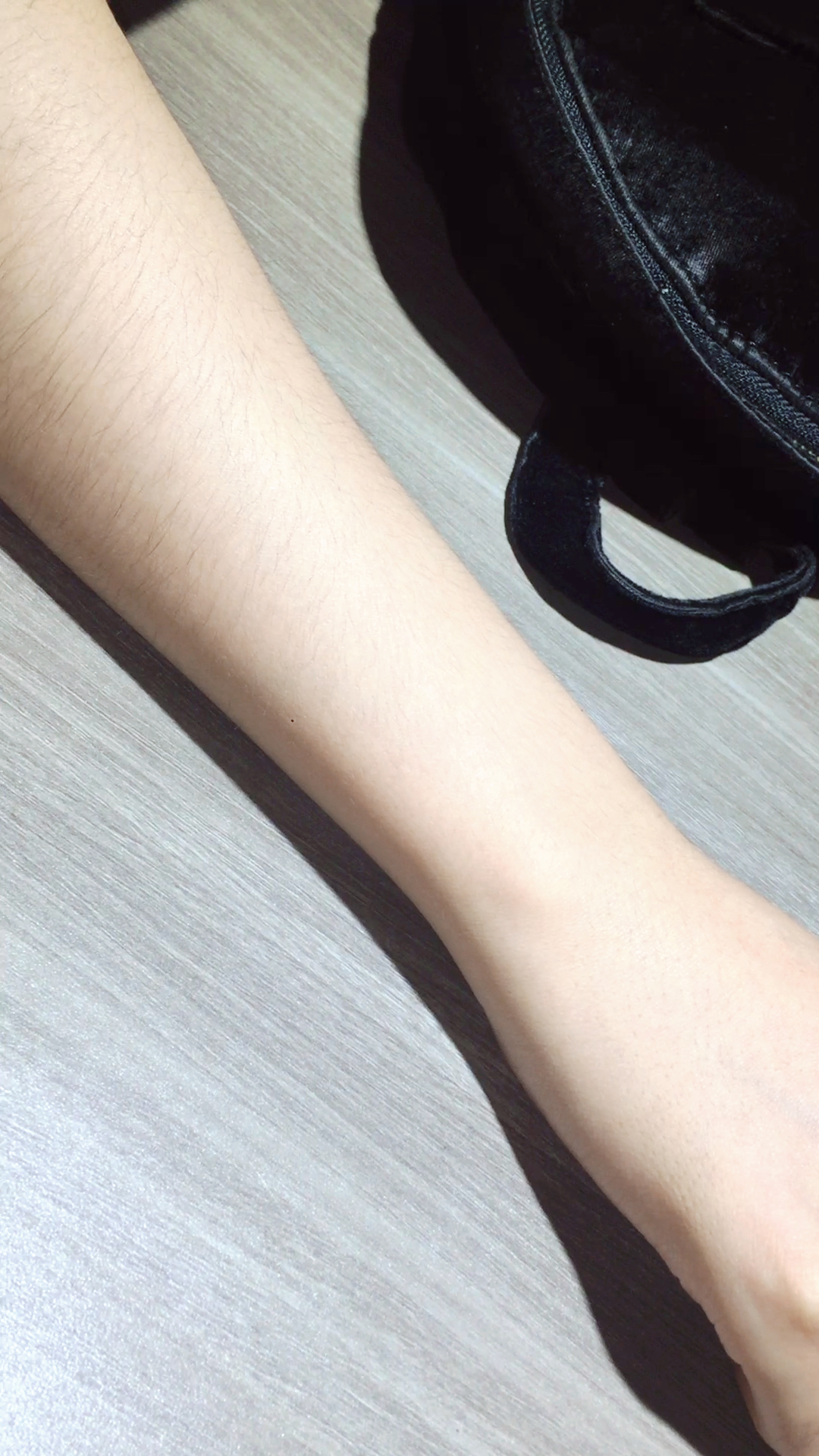 你们敢相信这是一个女孩子的手?手毛也太长了吧