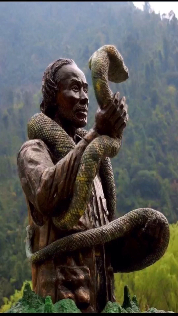 好久没发了,一个神奇玩蛇的雕塑@{uid:1502349662339070,nick:�%