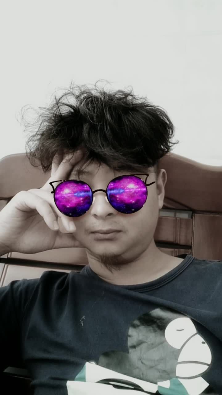 虽然有点憔悴!但是依然还是当年那个世上最丑的帅哥