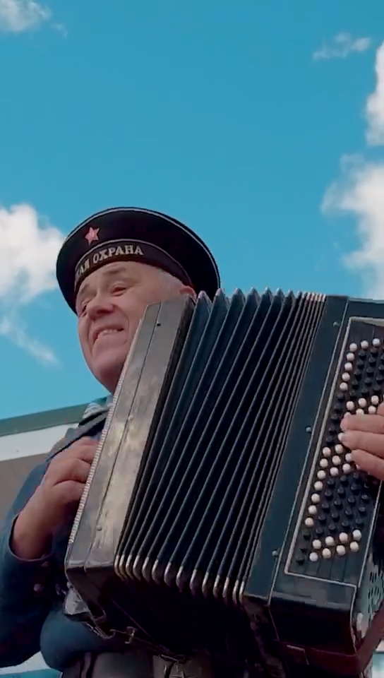 旅行囧记俄罗斯游: 远远听到优美的手风琴声音,原来是一位可爱的