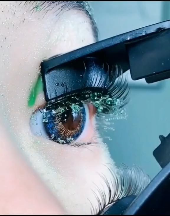 新疆姑娘的眼睫毛特别浓,再加上大眼睛.#美