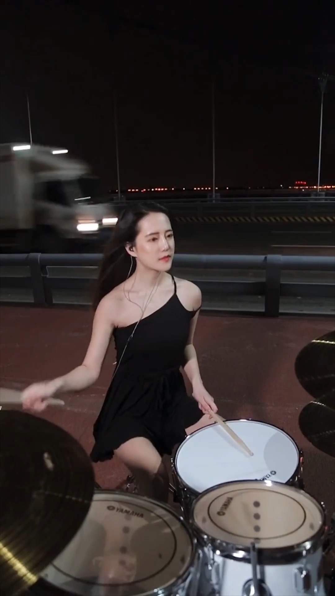 敲架子鼓的小姐姐,就是帅啊