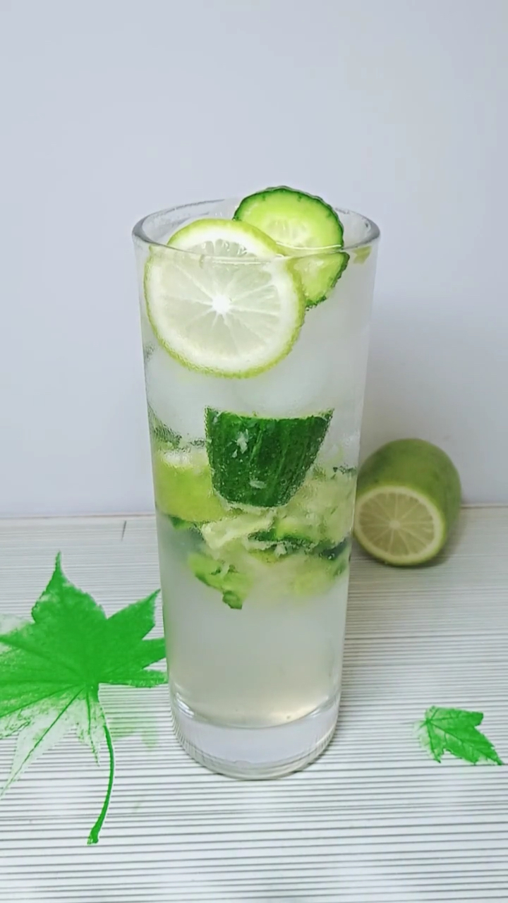 放香水柠檬小黄瓜压汁,放冰块适量果糖半杯雪碧搅匀,雪碧注满放柠檬小