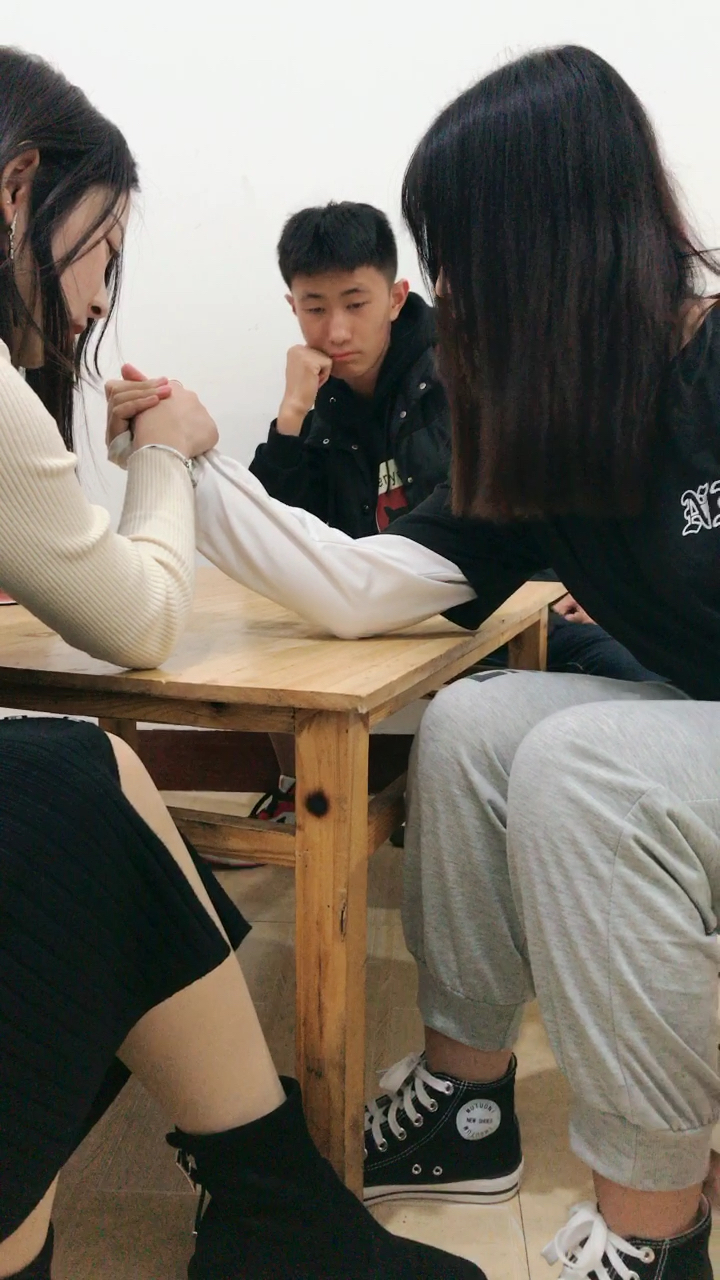 俩美女掰手腕,小姐姐想尽一切办法,没想到的是竟然是这样做到的@{uid