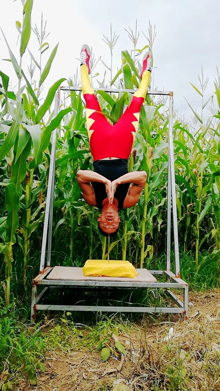 少林气功铁头功〈头顶钢筋悬空〉功夫艺术!909494