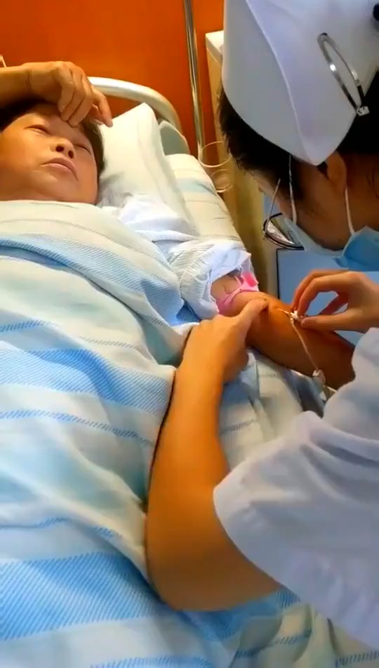 护士小姐姐打针这样打进拔出!是开玩笑么?这样扎针!不疼吗?