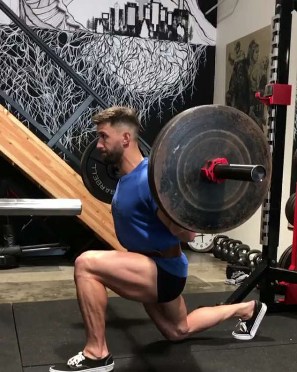 杠铃箭步蹲:侧重锻炼臀肌,腘绳肌