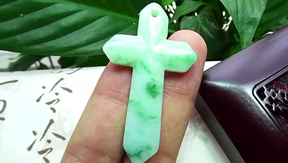 缅甸天然翡翠a货 飘绿耶稣十条架挂件尺寸51.3/29.8/5.3,重量9.08克