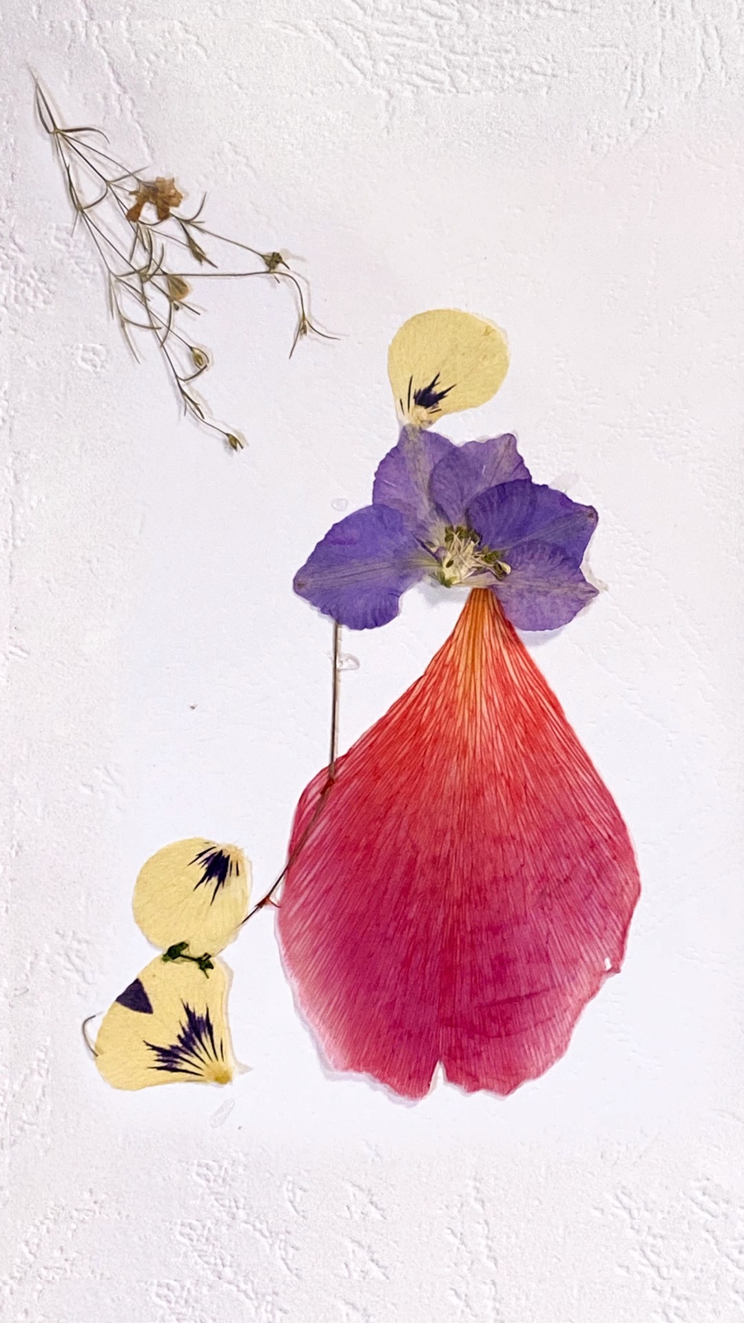 用牡丹花,三色堇制作的押花作品