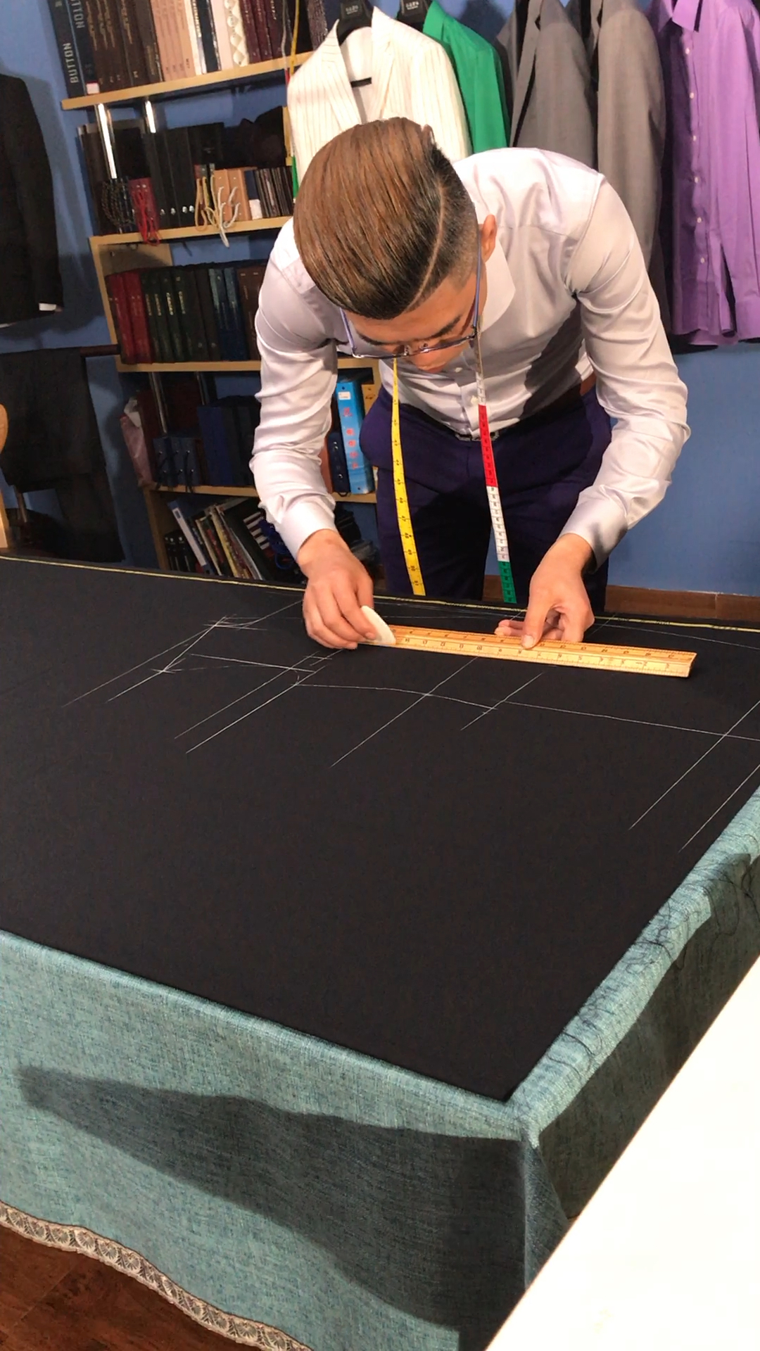 锦汉首席裁剪师丁师傅认真作业中!师傅说喜欢这个行业近20年了!