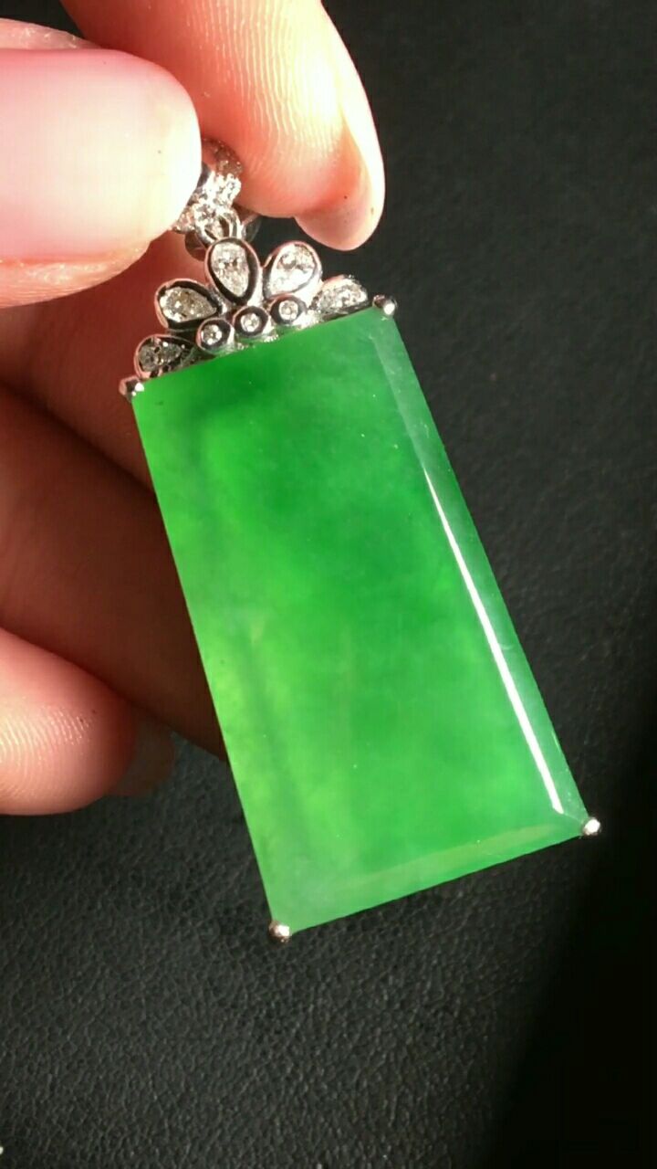 951065295老坑冰种满绿无事牌,种老通透,翠色鲜艳,水润欲滴,玉质