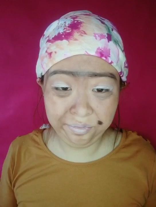 60岁大妈学化妆.画完全家人都惊呆了